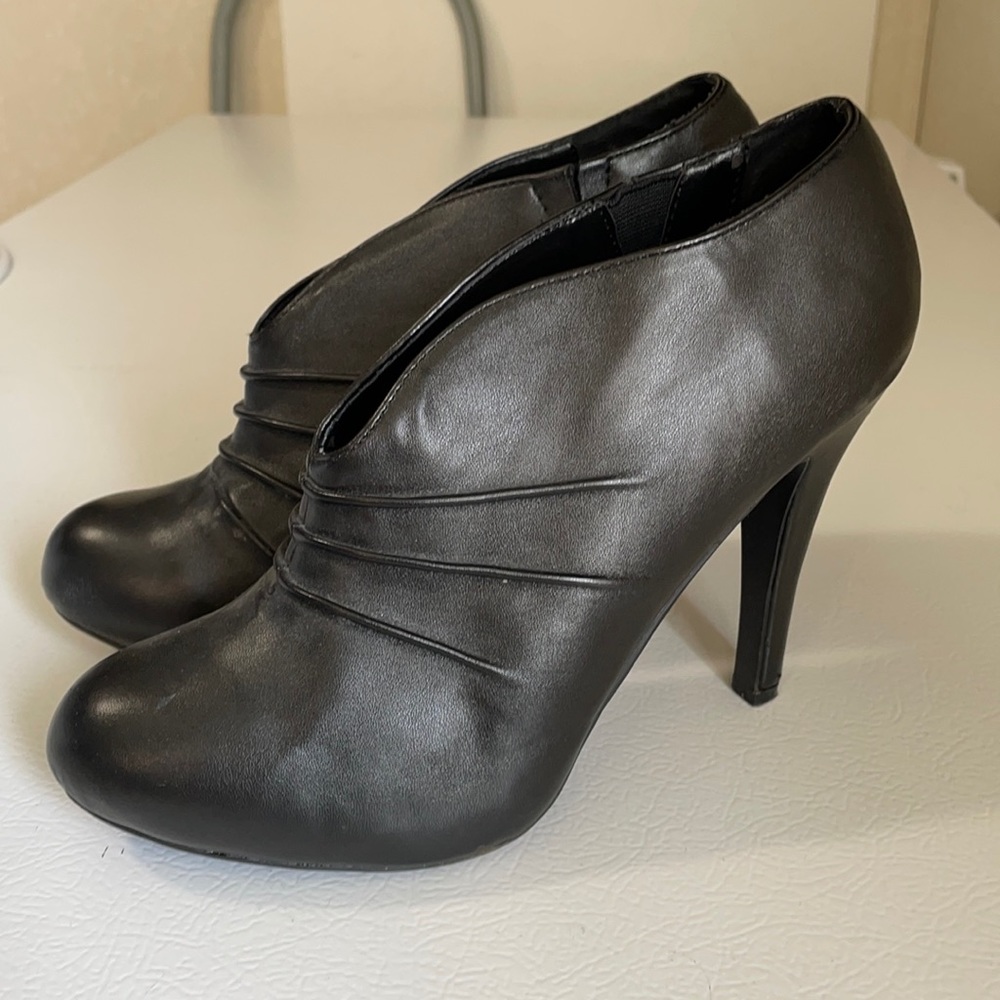 Le Chateau Ankle Boots
